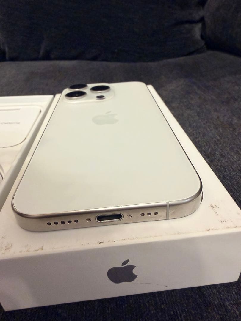 【超美品】Apple iPhone 15 Pro 256g ホワイト　本体