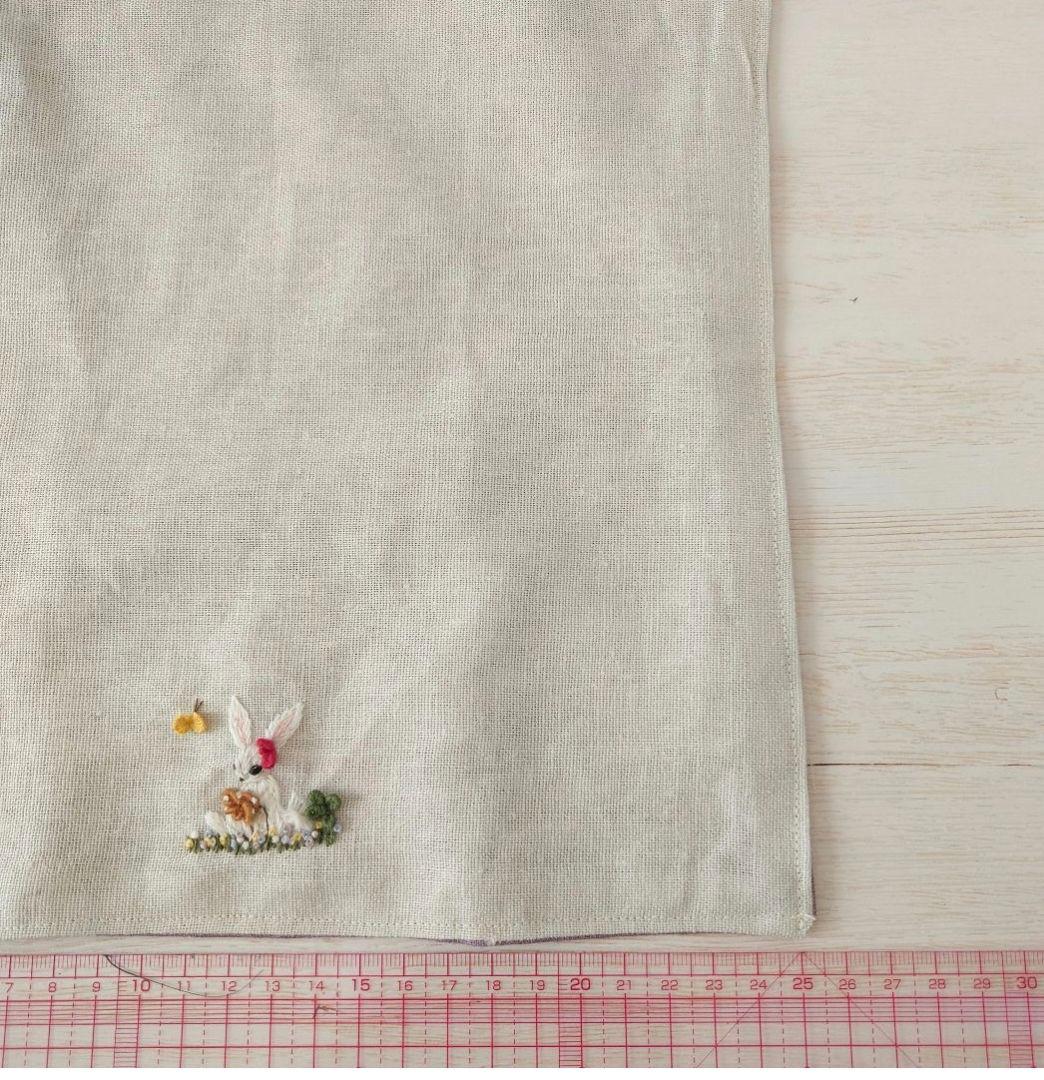 手刺繍入リネンスクエアミニマット【野原のうさこのおやつ-プレッツェル♪】