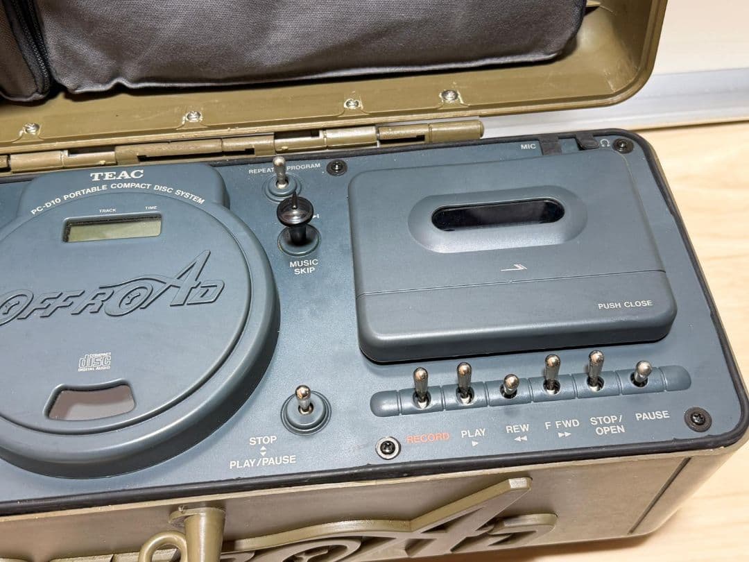 TEAC PC-D10 ミリタリー風ポータブルCDラジカセ