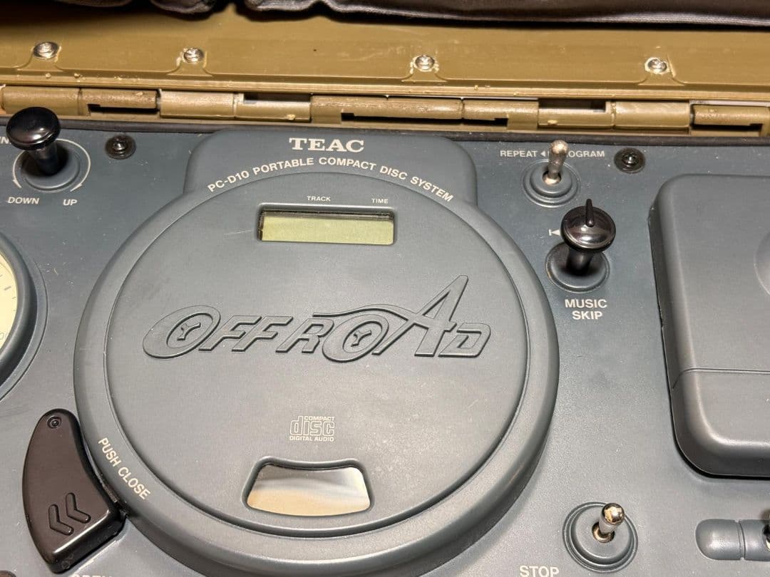 TEAC PC-D10 ミリタリー風ポータブルCDラジカセ