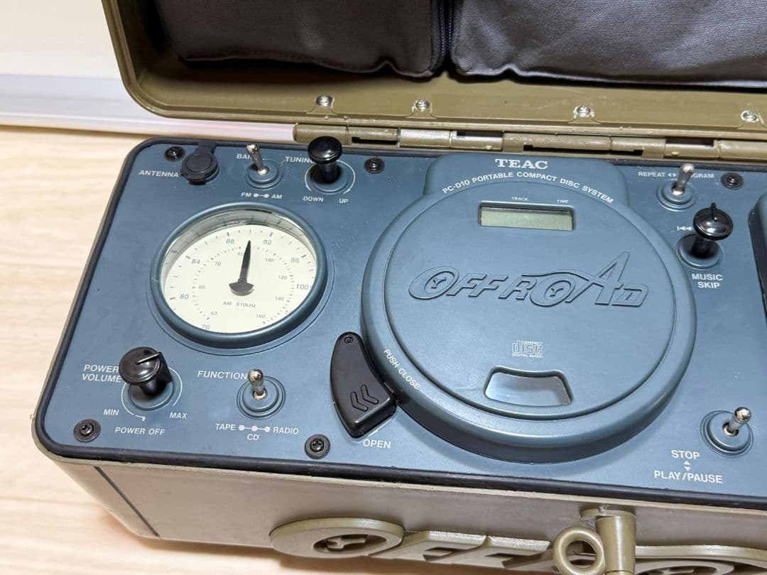 TEAC PC-D10 ミリタリー風ポータブルCDラジカセ