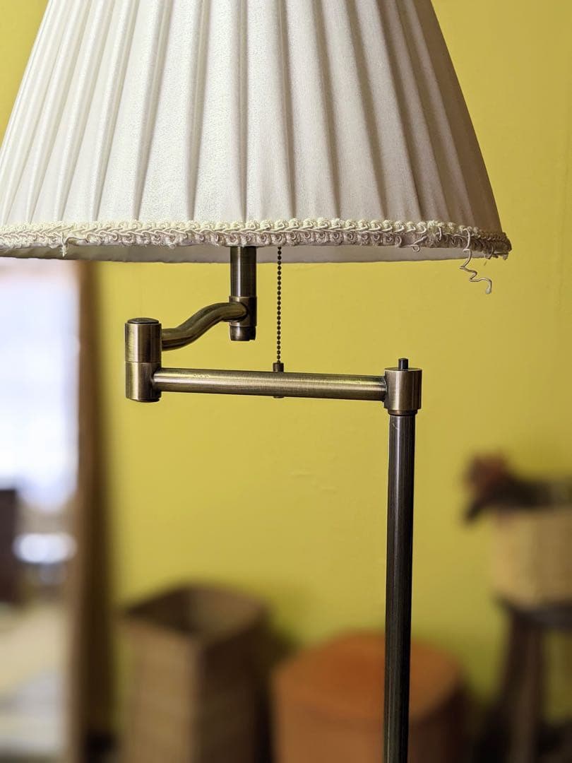 クラシカルな支柱可変式フロアライト　アンティーク照明