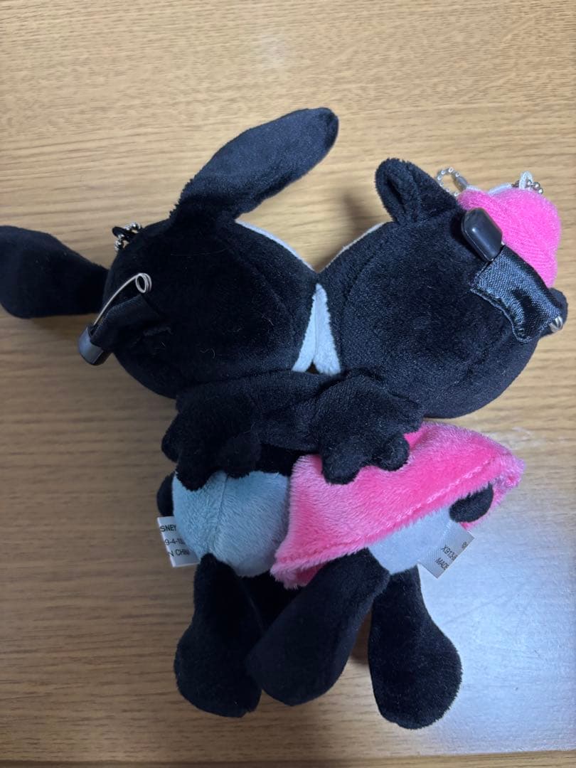 ディズニーストア　ぬいぐるみバッジ　オズワルド　オルテンシア