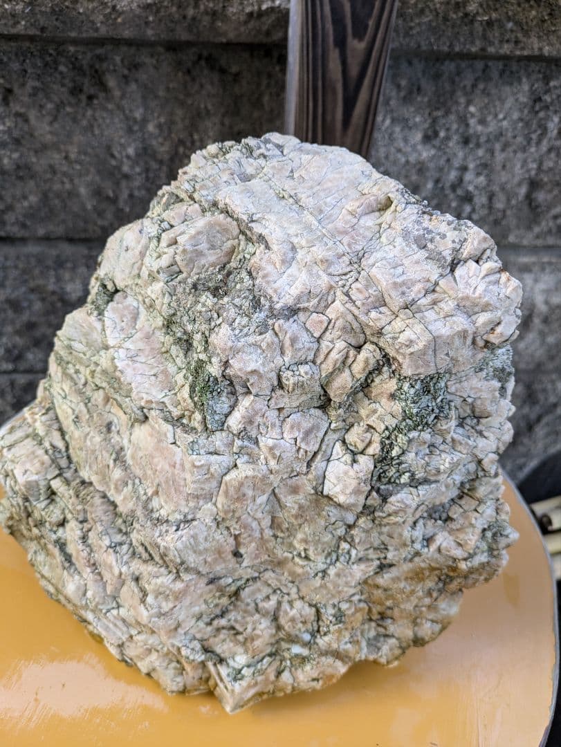 自然水晶系の水石 淡いベージュクリーム色