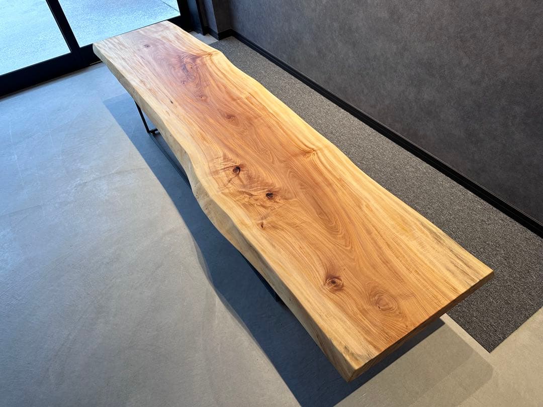 栃（トチ）　一枚板　テーブル　ベンチ　ディスプレイ　店舗什器　黒皮鉄脚　アイアン