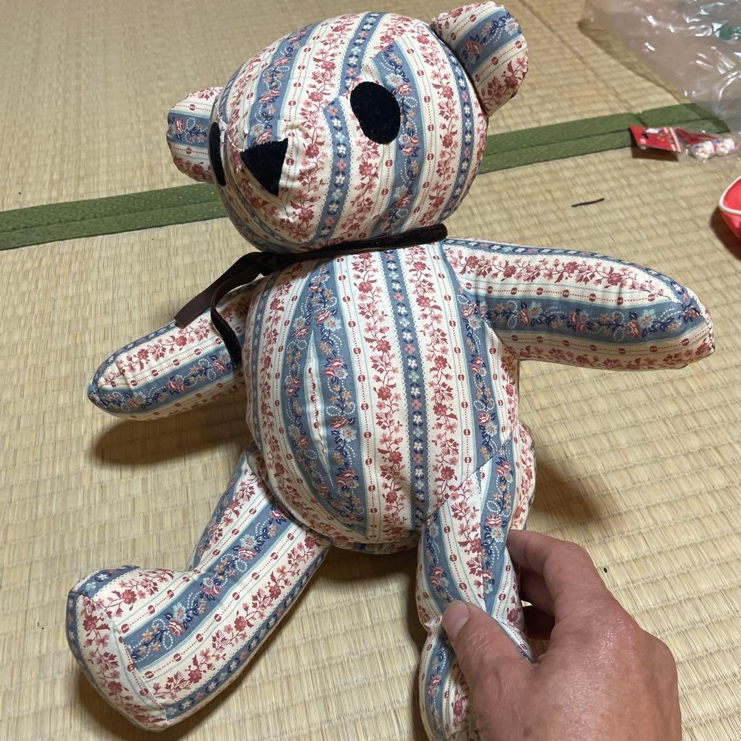 クマ型ぬいぐるみ 青と赤のストライプ