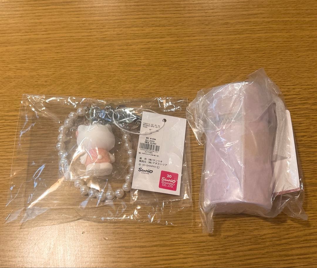 LOWPYSFARMハローキティキルティングストラップ＆キルティングミニポーチ