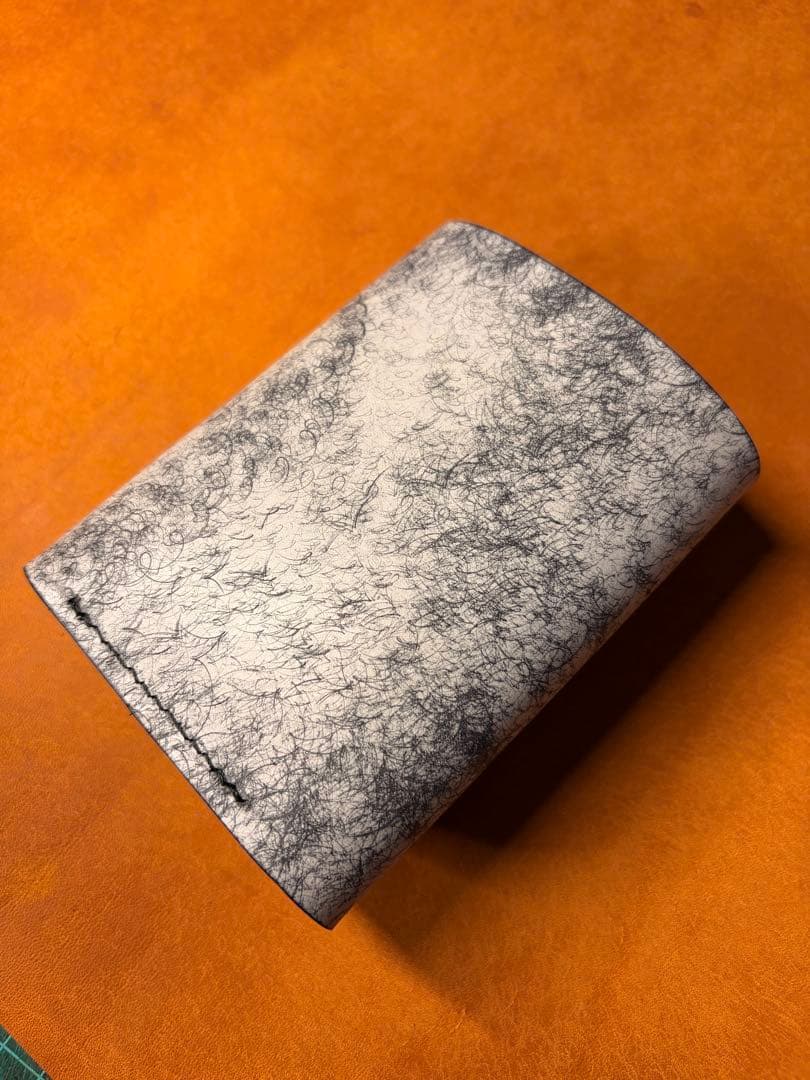 イタリアンレザーマルゴーフォグで製作　三つ折り財布