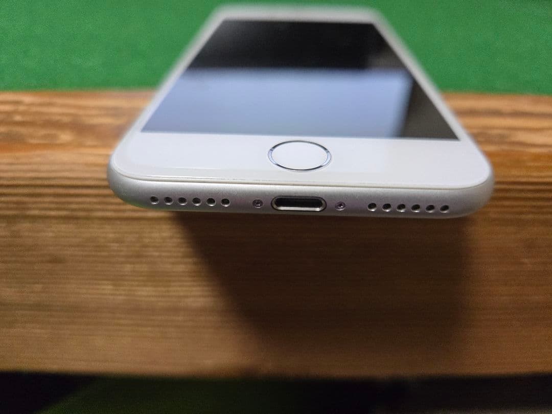 iPhone 8 シルバー 64GB DOCOMO SIMロック解除済み