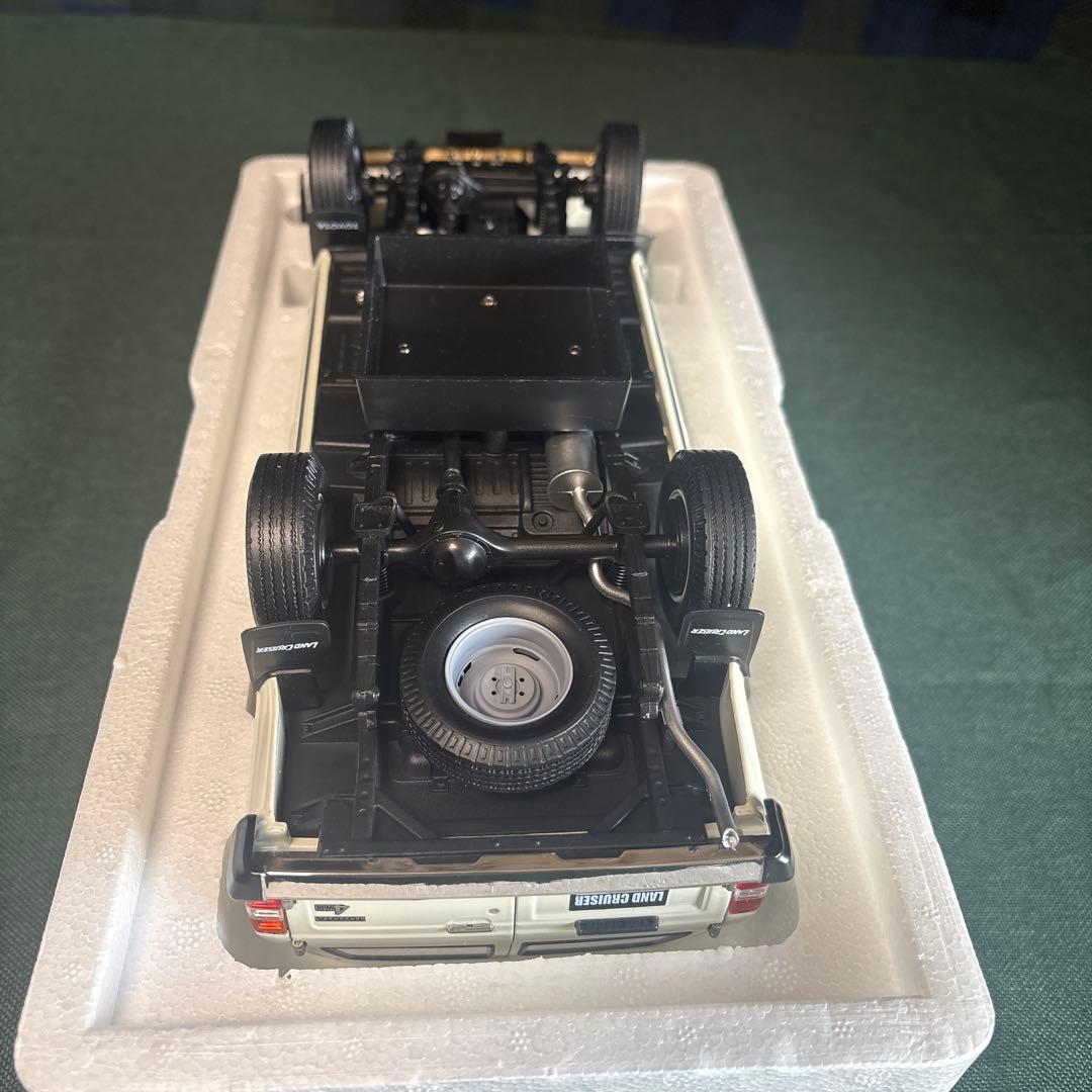 京商　1/18 ランドクルーザー 60 ホワイト完成品