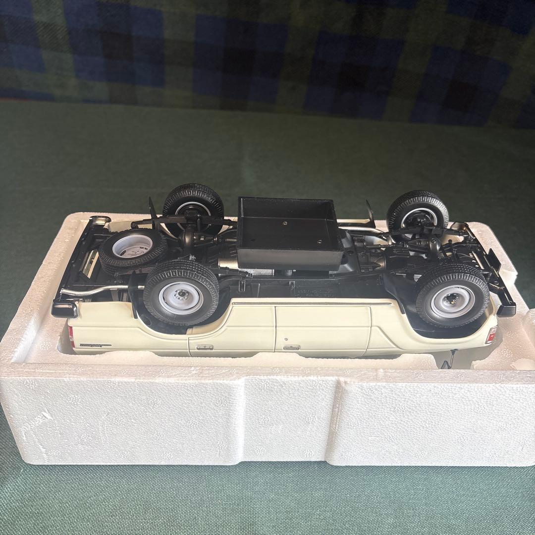 京商　1/18 ランドクルーザー 60 ホワイト完成品