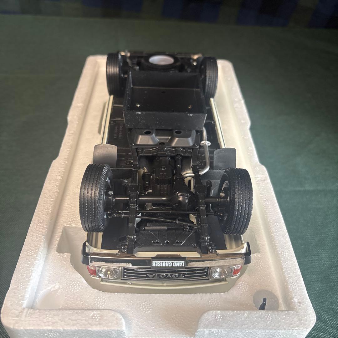 京商　1/18 ランドクルーザー 60 ホワイト完成品