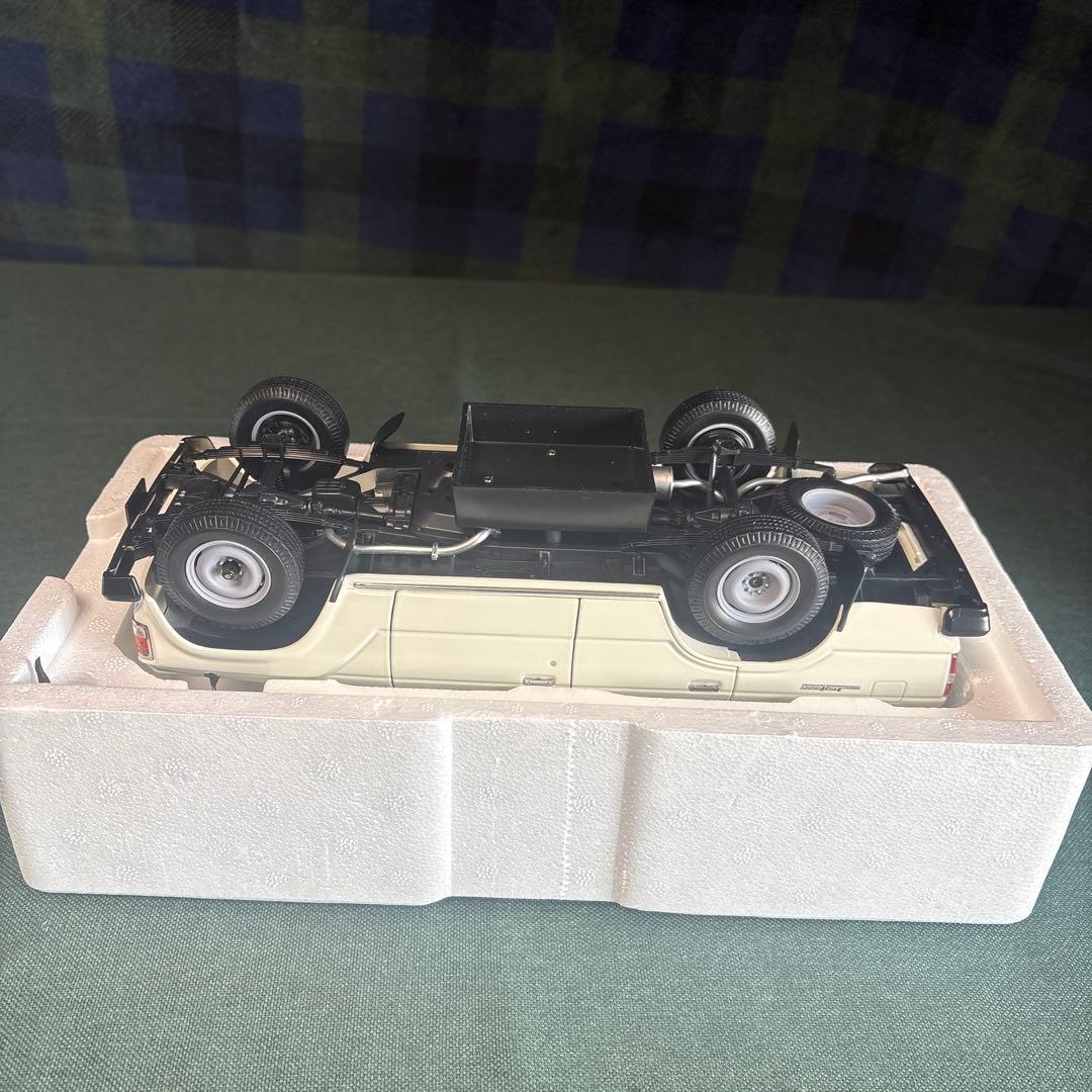 京商　1/18 ランドクルーザー 60 ホワイト完成品