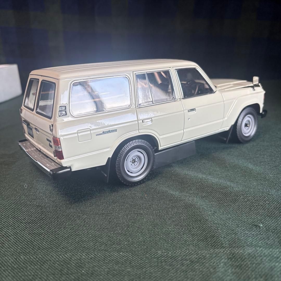 京商　1/18 ランドクルーザー 60 ホワイト完成品