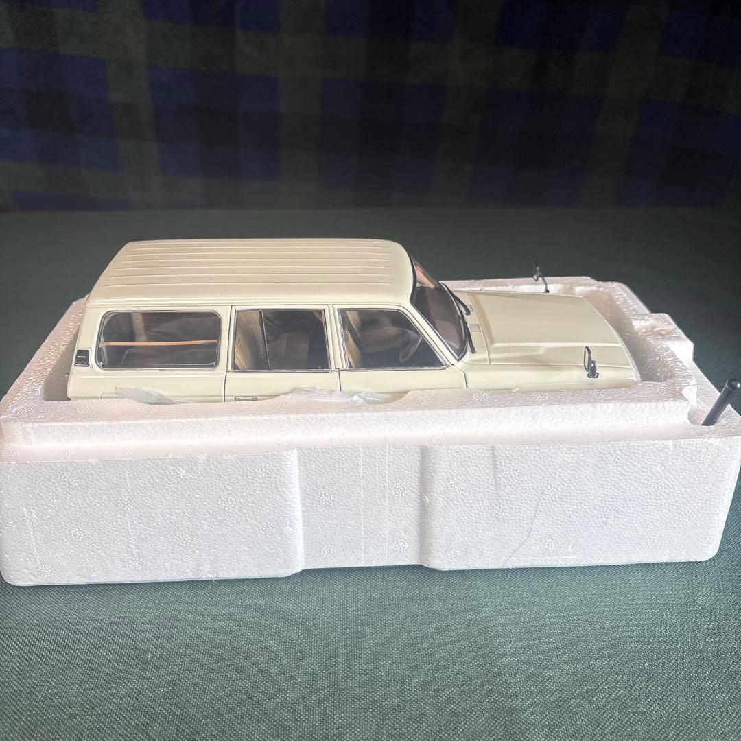 京商　1/18 ランドクルーザー 60 ホワイト完成品