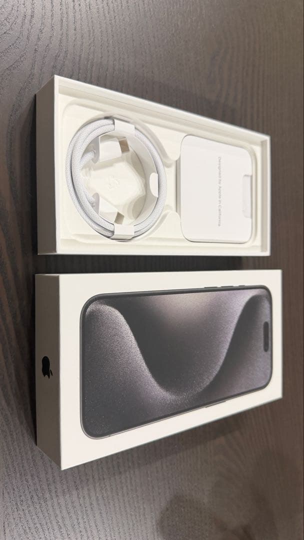 Apple iPhone 15 Pro ブラックチタニウム 本体