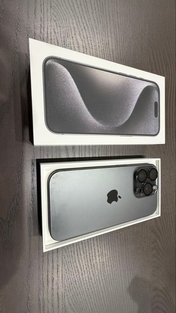 Apple iPhone 15 Pro ブラックチタニウム 本体