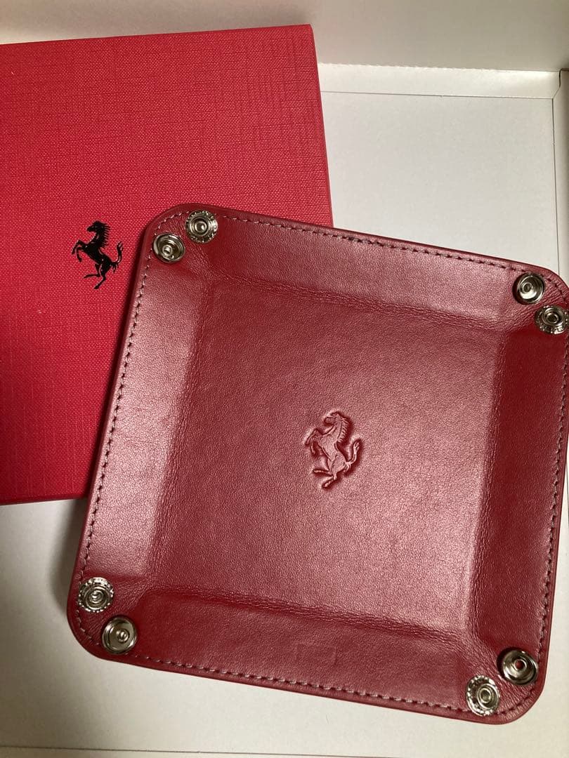 Ferrari 赤レザー小物入れ 箱付　新品未使用