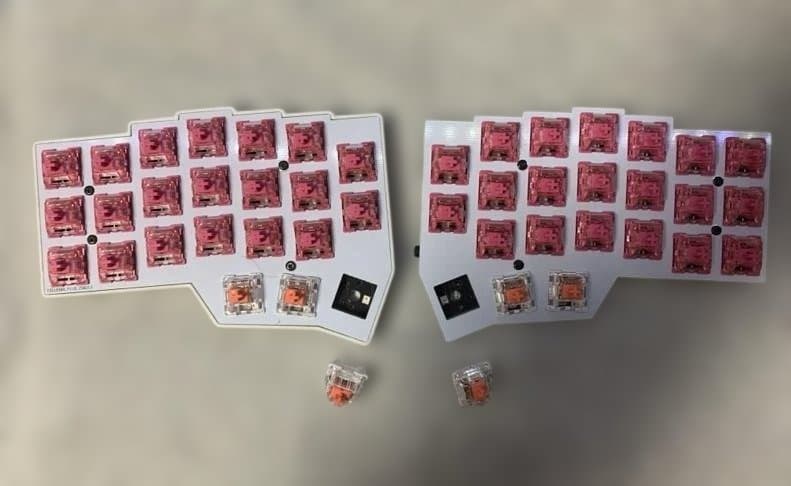 Corne v4 RP2040 AKKOスイッチ付（ジャンク）