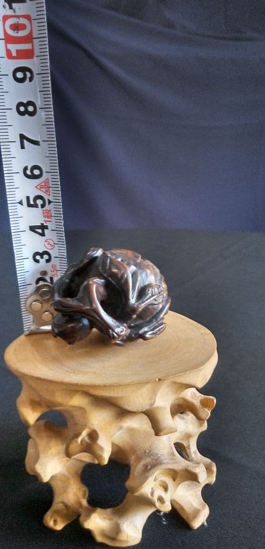根付け、提げ物木製 ザクロの彫刻 約3,5cm、作家名あり