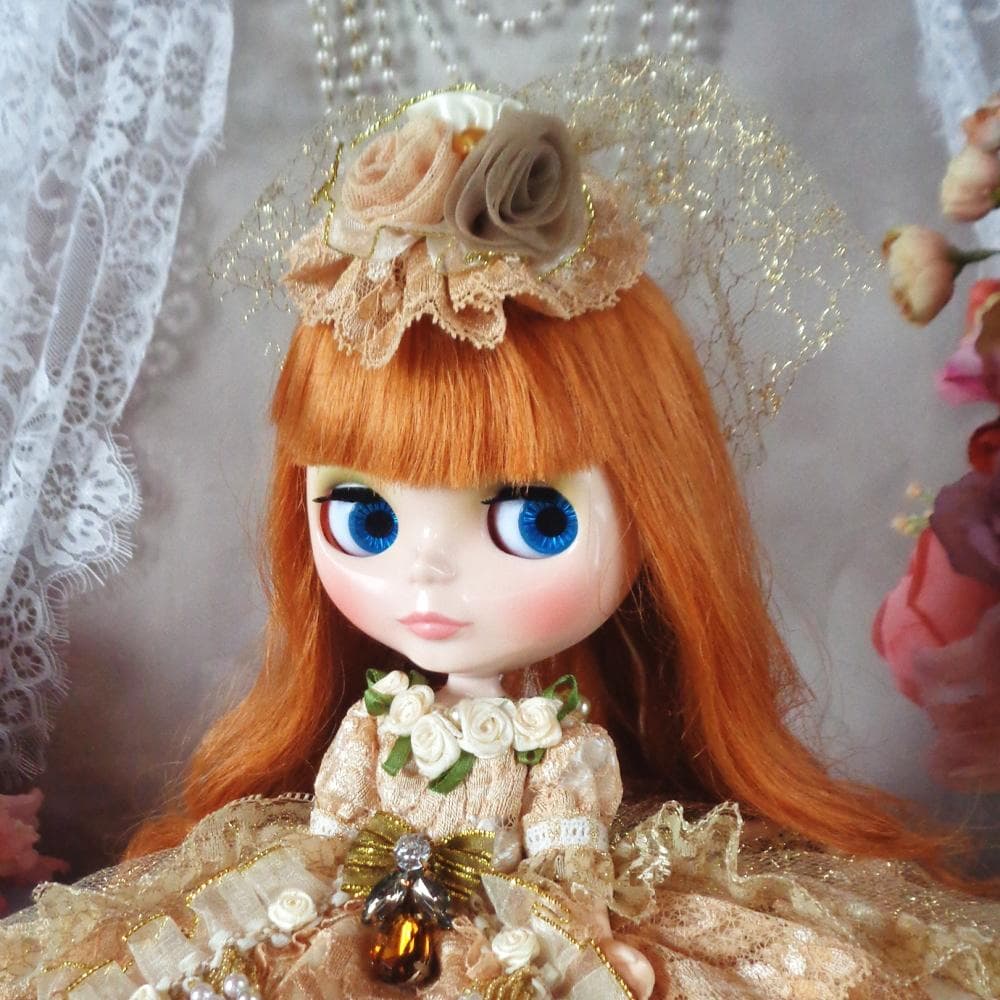 ヴィクトリア王妃 可憐なトライアルアンバーフリルドールドレス