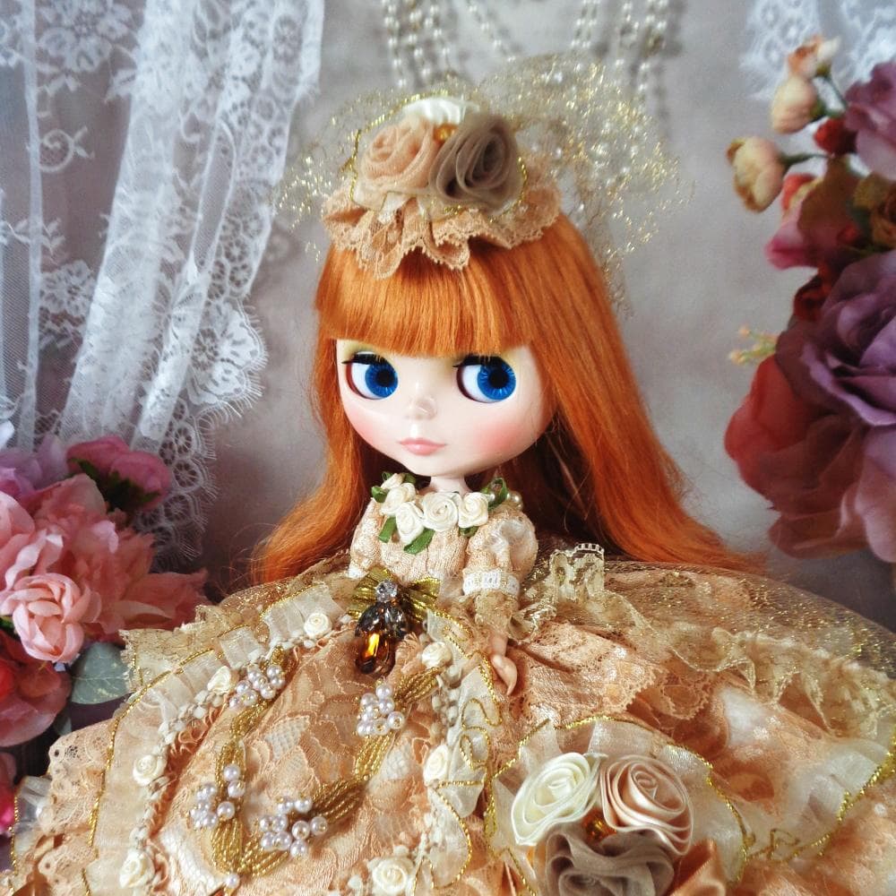 ヴィクトリア王妃 可憐なトライアルアンバーフリルドールドレス