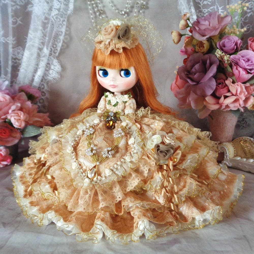 ヴィクトリア王妃 可憐なトライアルアンバーフリルドールドレス