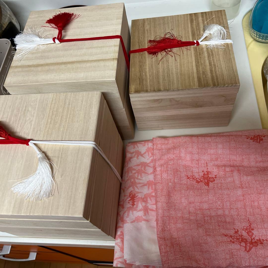 木製 おせち重箱 赤白紐、寿風呂敷付き3段2セット&2段セット