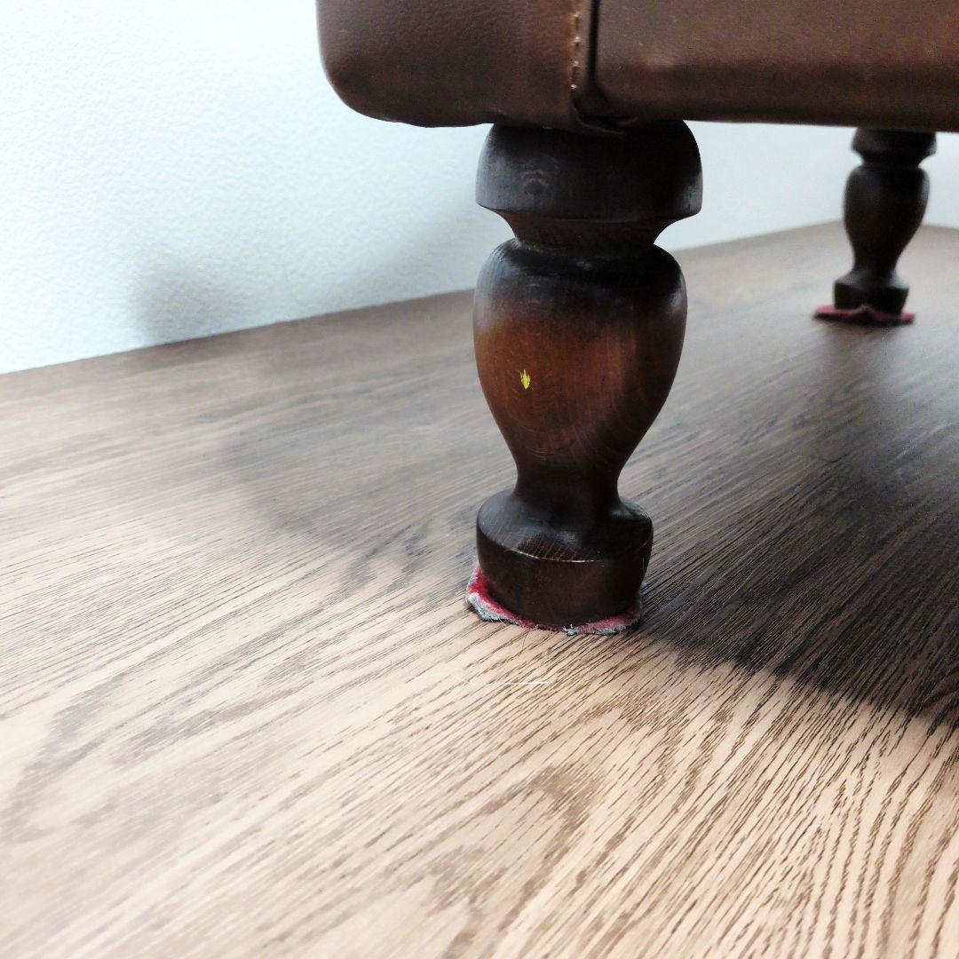 カリモク 1人掛けソファ 本革風 彫刻アーム ヴィンテージ