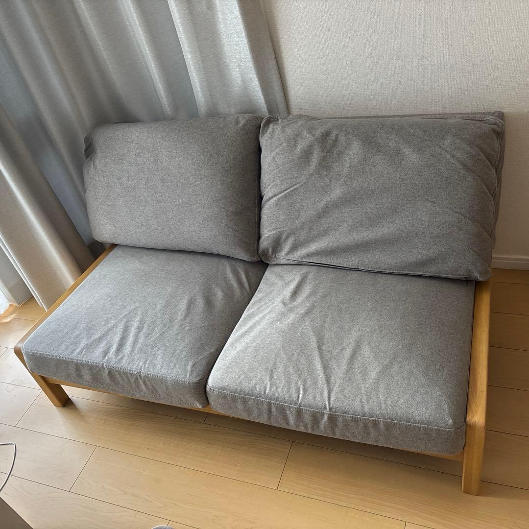 グレーの布製2人掛けソファ