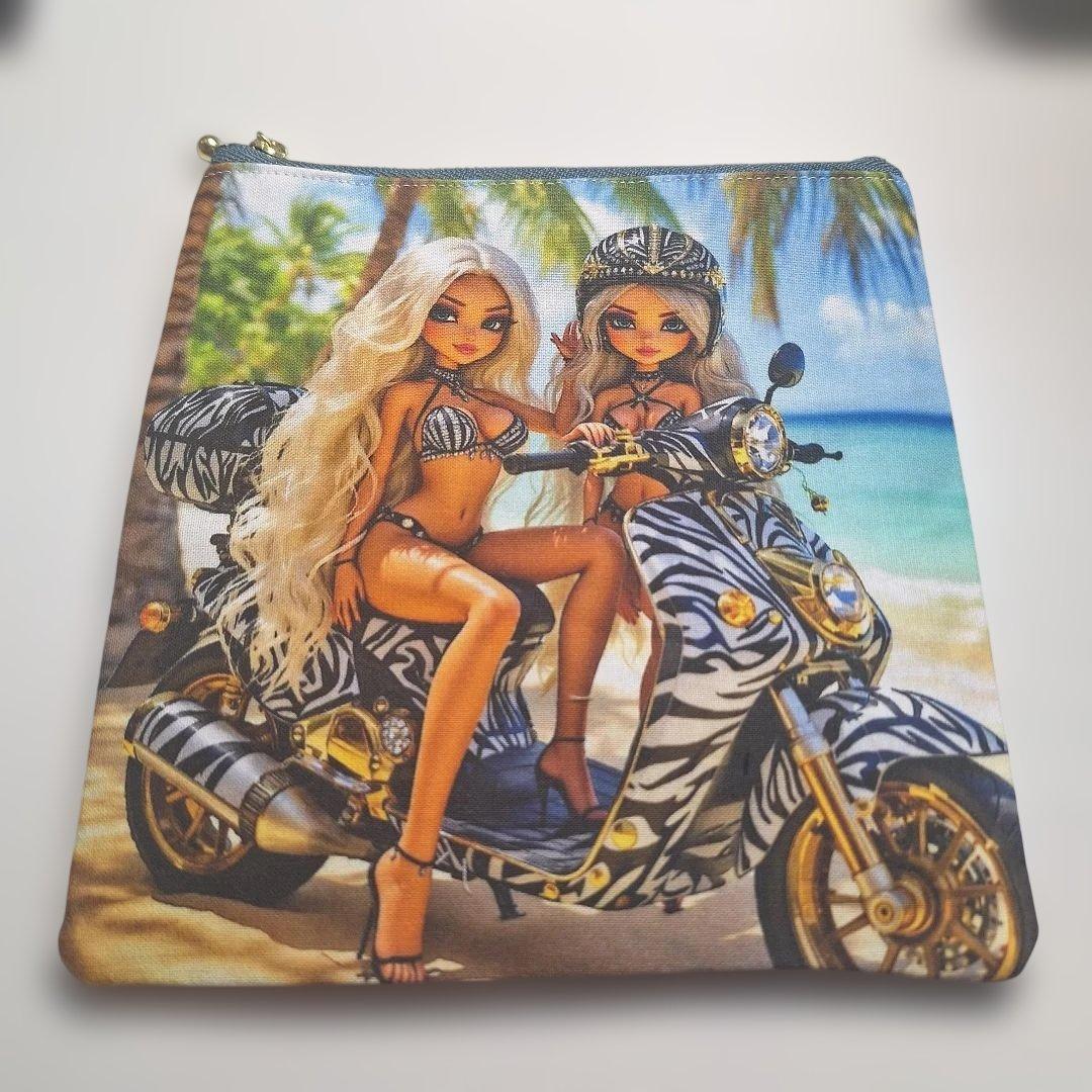 激レア女の子パネル生地　ハンドメイド　フラットポーチ