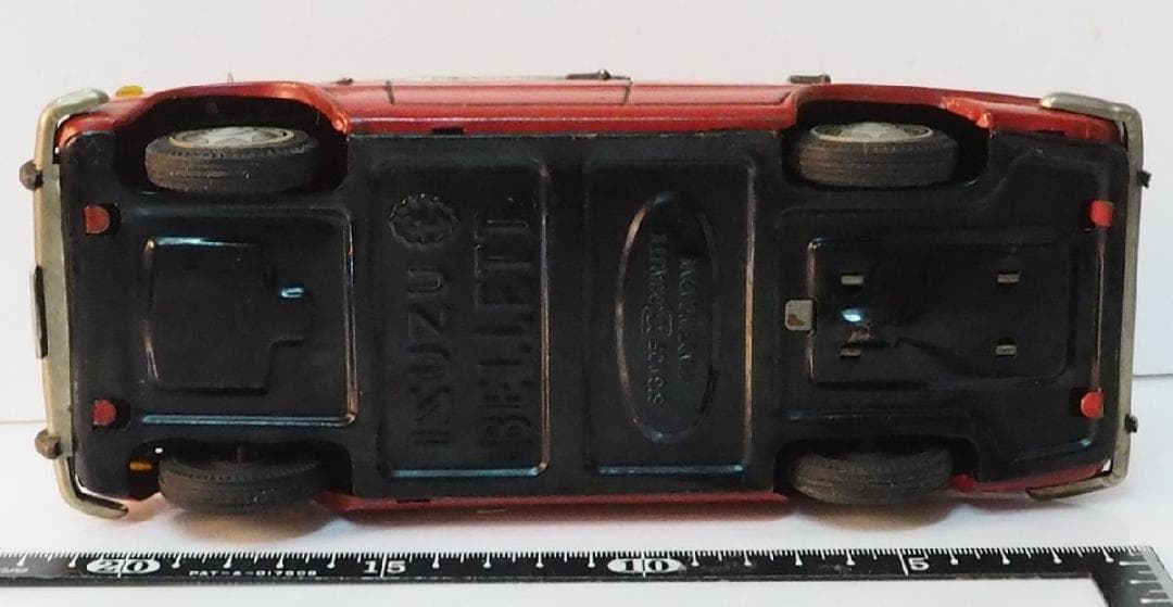 萬代屋【イスズ ベレット 1500 デラックス 赤】ブリキ製ミニカー TIN箱無