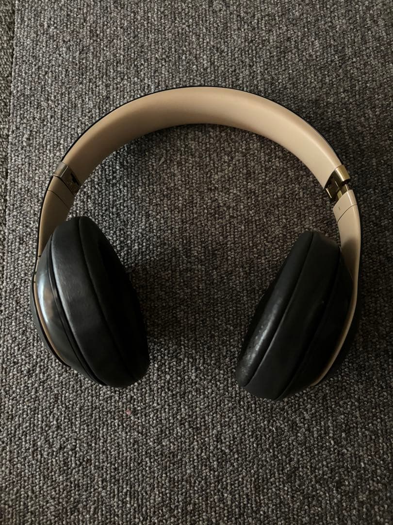 Beats ワイヤレスヘッドホン ブラック/ゴールド　Beats Studio3