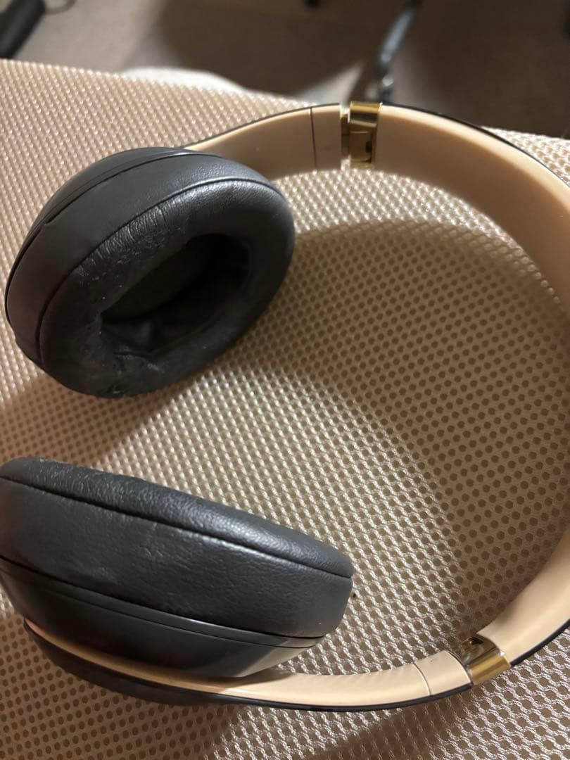 Beats ワイヤレスヘッドホン ブラック/ゴールド　Beats Studio3