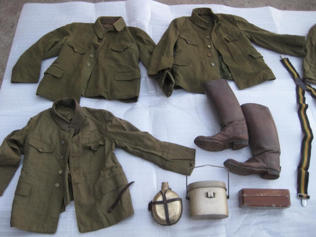 旧帝國陸軍将校　一人の方の品　夏冬服上衣　長靴　外套 　飯盒　弁当箱　他