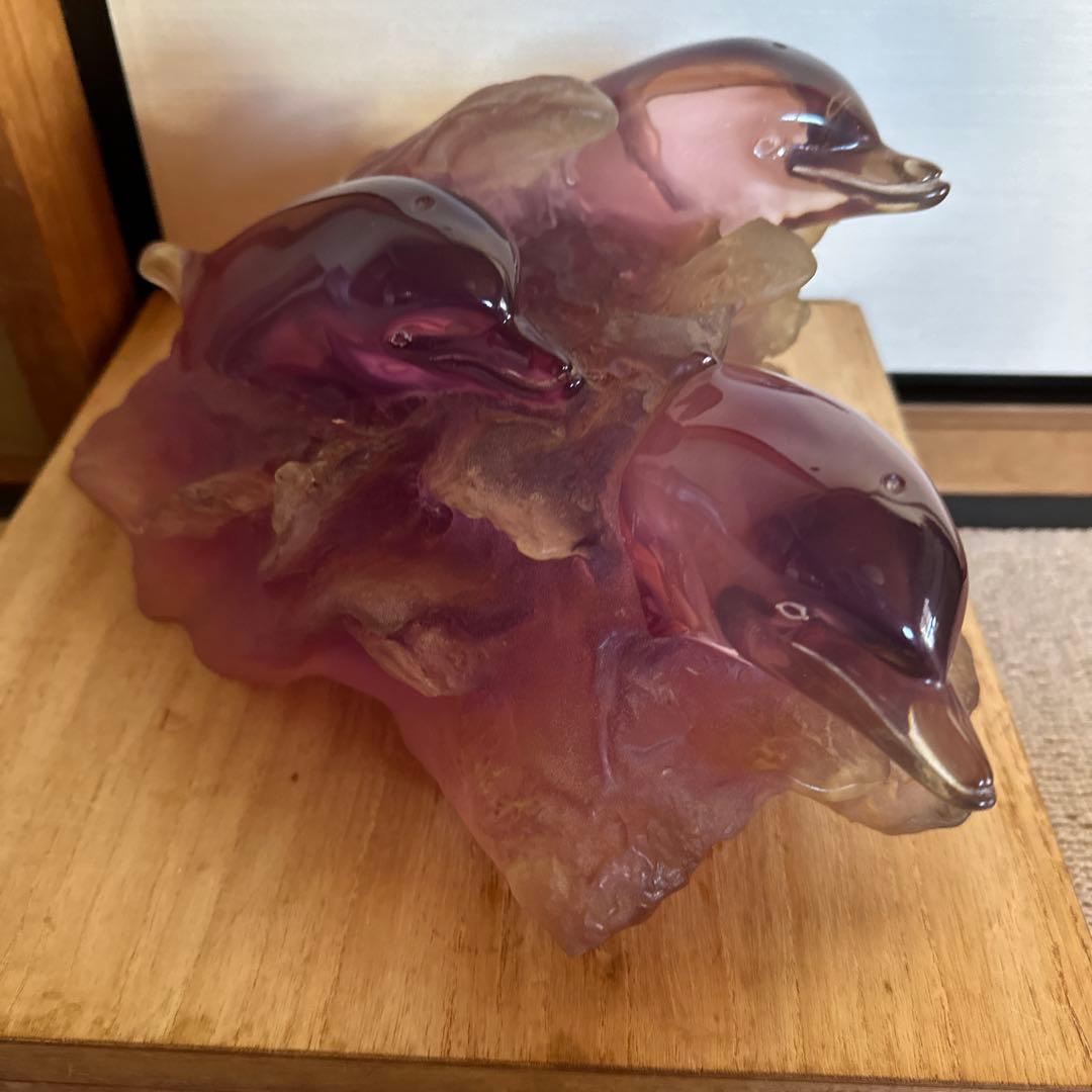 紫色のガラス製イルカ置物