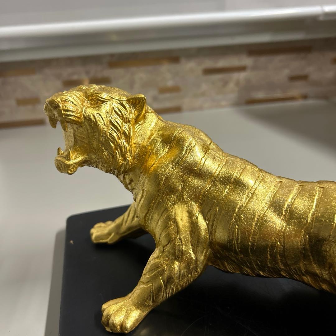 希少！金属製　金色　虎　彫刻　工芸品　置物