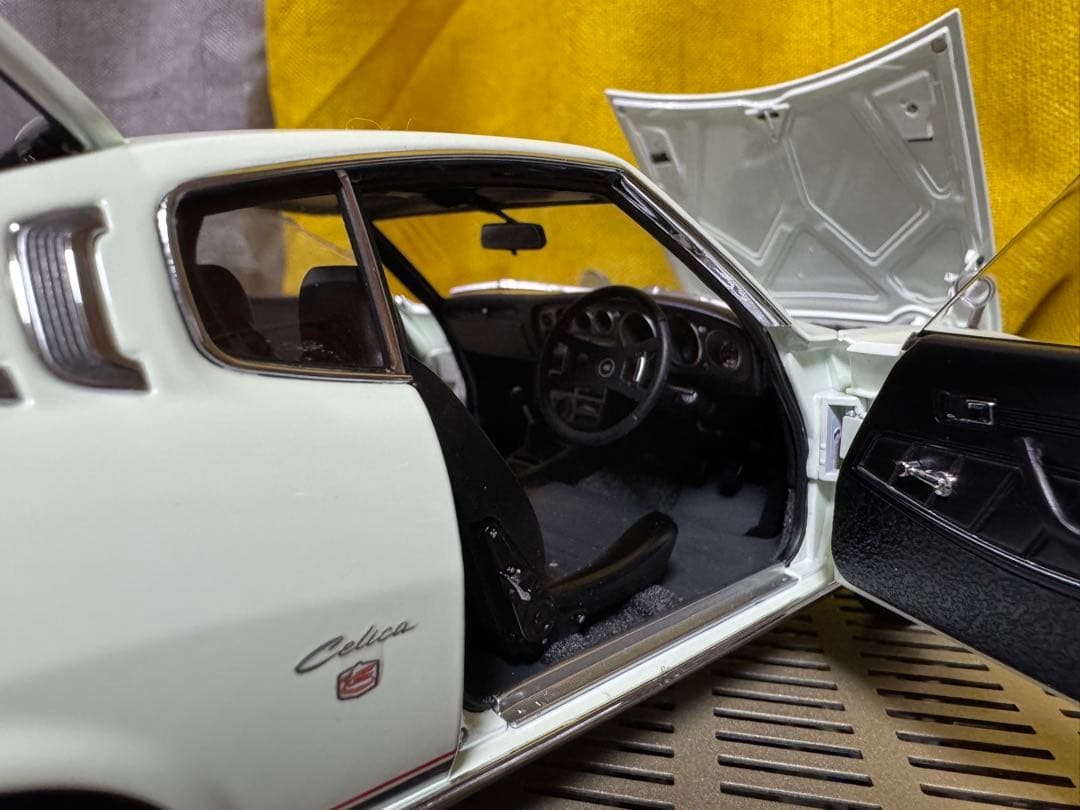 オートアート社製　CELICA 2000GT ミニカー ホワイト　1/18