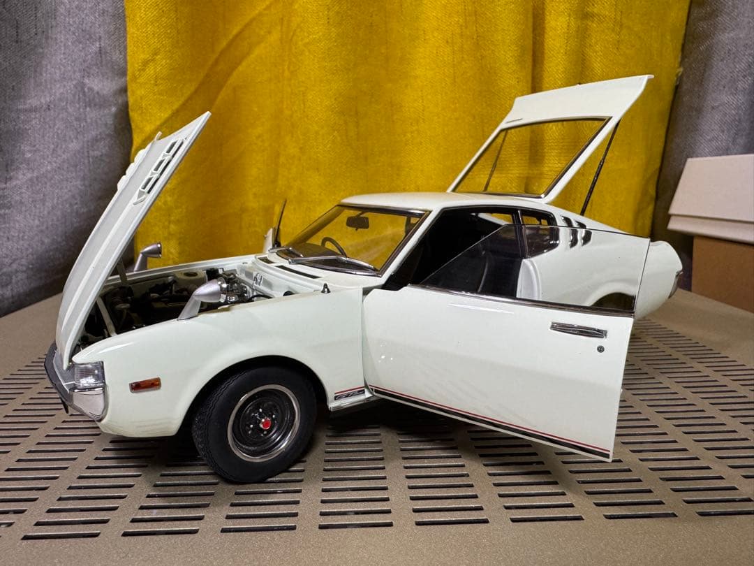 オートアート社製　CELICA 2000GT ミニカー ホワイト　1/18