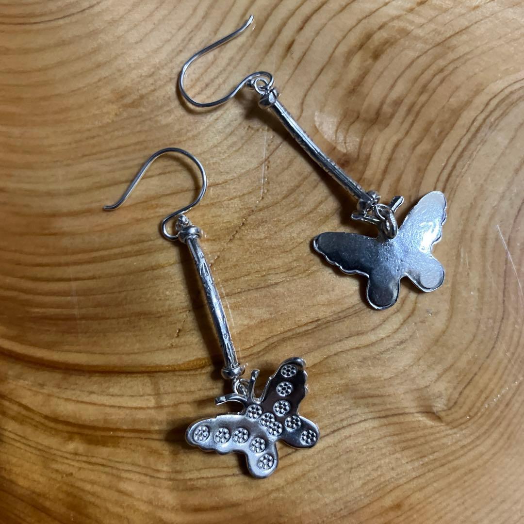 カレンシルバー　蝶とカーブビーズのロングタイプピアス　一点のみ