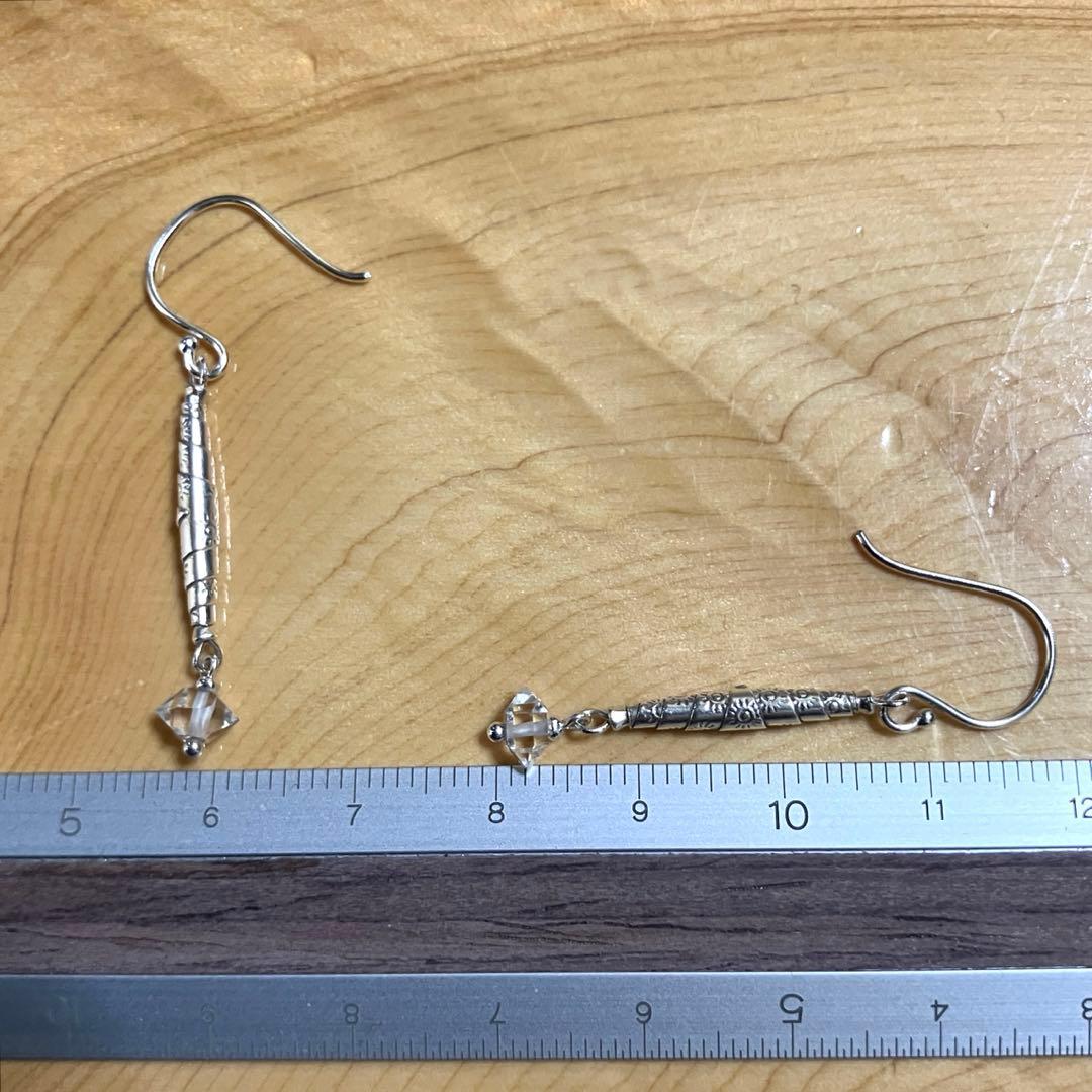 カレンシルバー　蝶とカーブビーズのロングタイプピアス　一点のみ