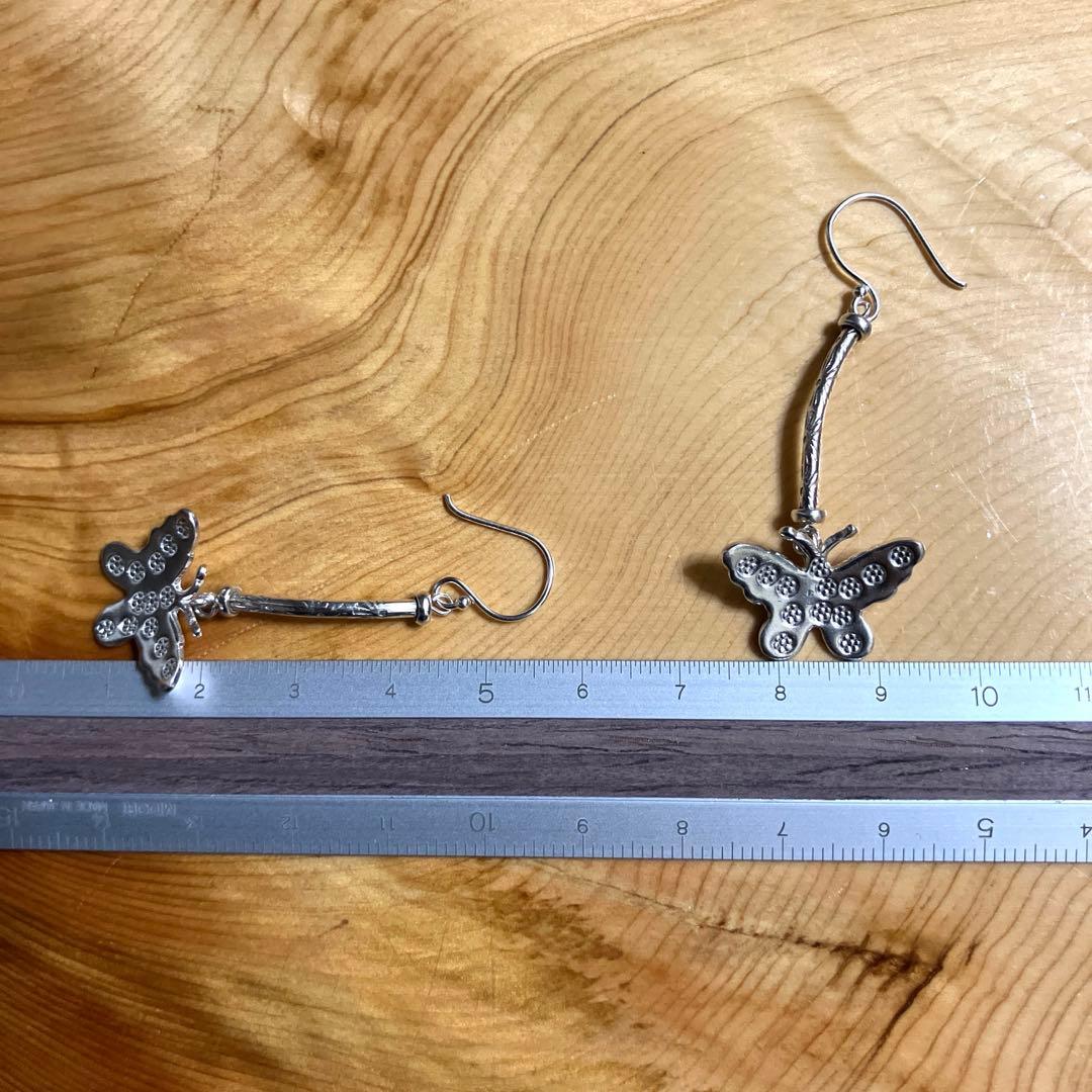 カレンシルバー　蝶とカーブビーズのロングタイプピアス　一点のみ