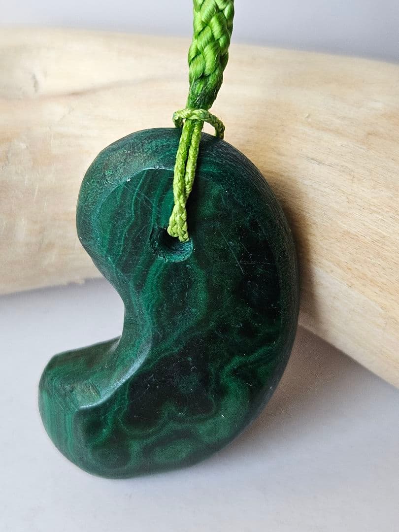 マラカイト　　　　　　　　　 高品質　鉱物　　　　　　　　　　緑に黒い縞勾玉