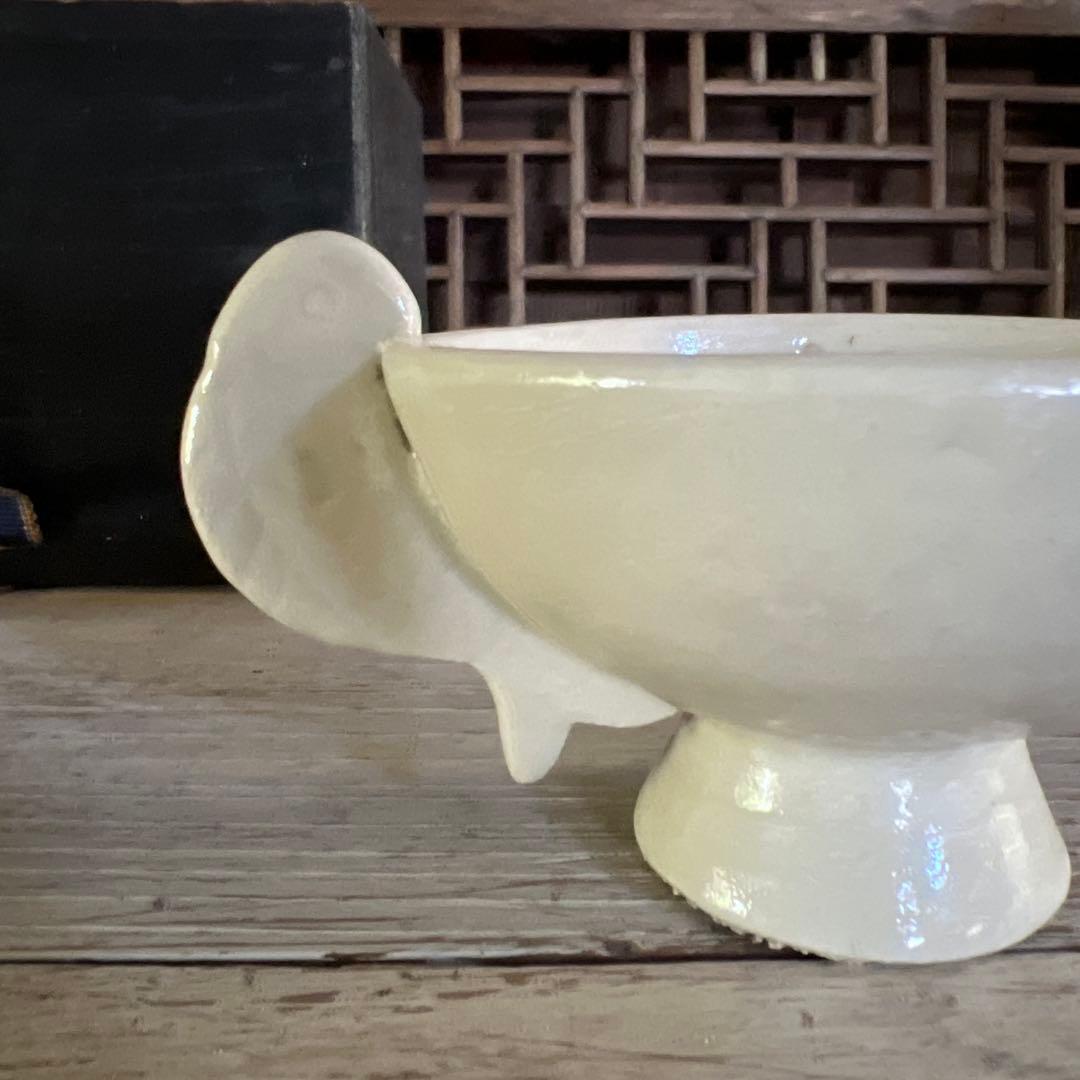 実家整理　古い白磁の茶碗　魚