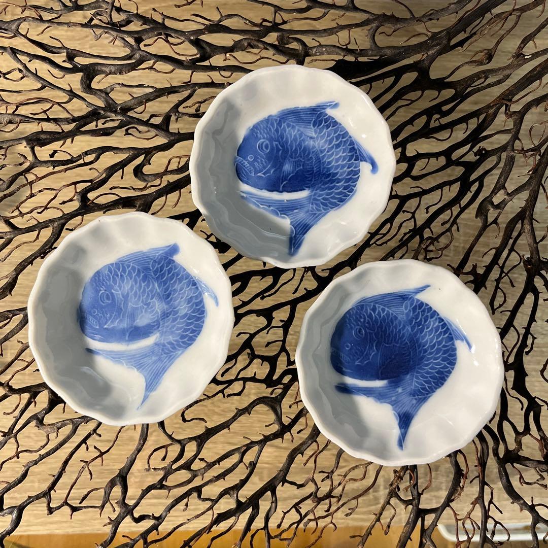 骨董　古伊万里　瀬戸　白磁　染付　波フチ　希少　陽刻　めで鯛　手塩皿　豆皿　３客