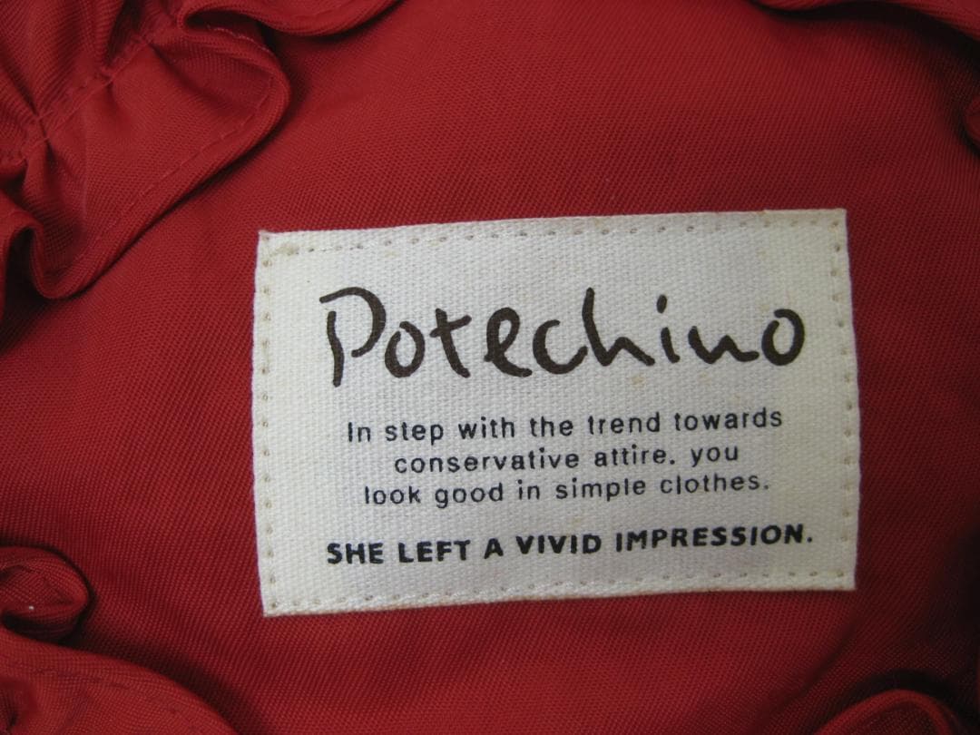 Potechino ポテチーノ　赤いフリルクッションカバー