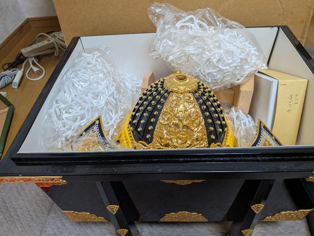 黒箱のうえに飾る伝統的な五月人形 兜