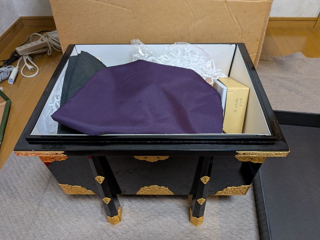 黒箱のうえに飾る伝統的な五月人形 兜