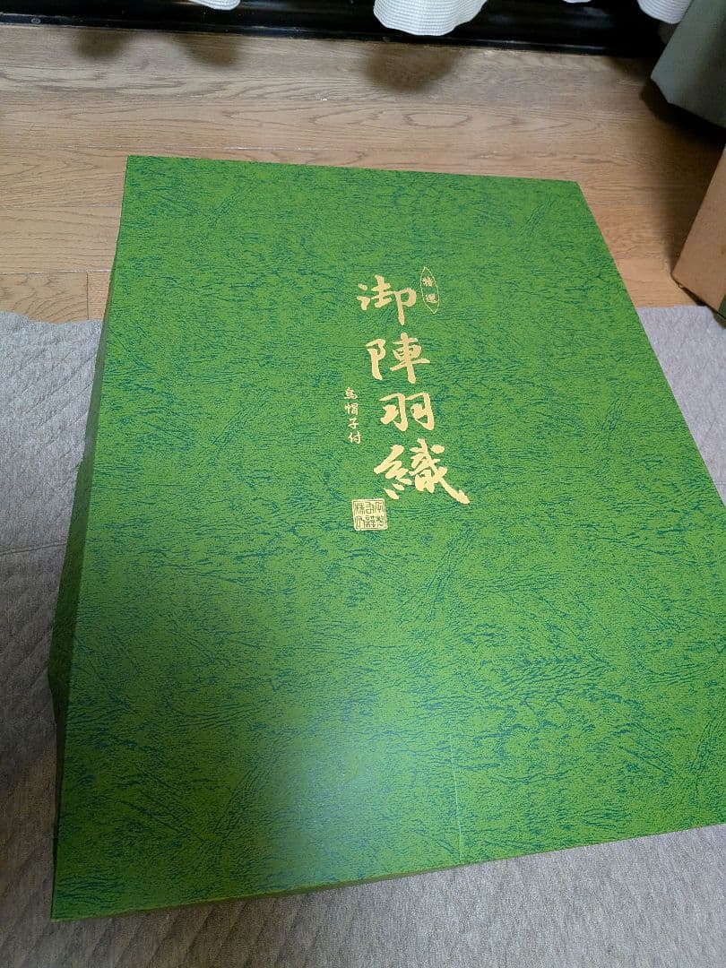 黒箱のうえに飾る伝統的な五月人形 兜