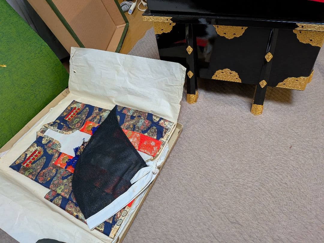 黒箱のうえに飾る伝統的な五月人形 兜